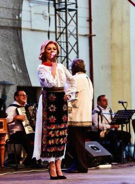 Banat, Romaniafolk kostüm giymiş sanatçı, geleneksel örgü işlemeli mavi veya kırmızı iplik, kucak, yelek, yarasa ve fotoğraf önde ve arkada pamuk iplik, kavana ve ipek iplik ile dikilmiş