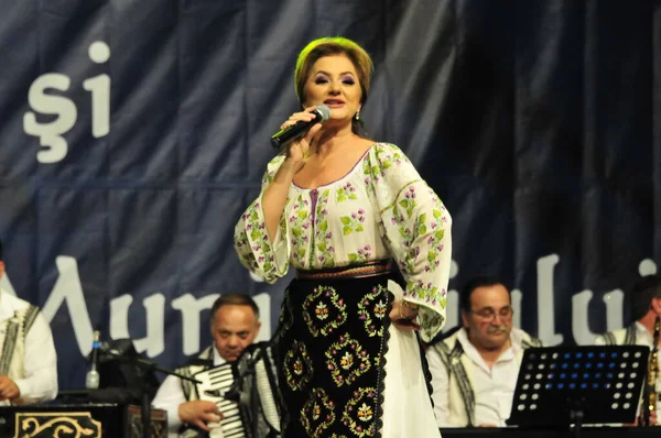 Banat, Romaniafolk kostüm giymiş sanatçı, geleneksel örgü işlemeli mavi veya kırmızı iplik, kucak, yelek, yarasa ve fotoğraf önde ve arkada pamuk iplik, kavana ve ipek iplik ile dikilmiş