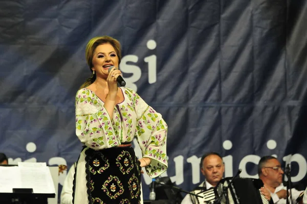 Banat, Romaniafolk kostüm giymiş sanatçı, geleneksel örgü işlemeli mavi veya kırmızı iplik, kucak, yelek, yarasa ve fotoğraf önde ve arkada pamuk iplik, kavana ve ipek iplik ile dikilmiş