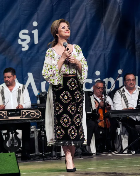 Banat, Romaniafolk kostüm giymiş sanatçı, geleneksel örgü işlemeli mavi veya kırmızı iplik, kucak, yelek, yarasa ve fotoğraf önde ve arkada pamuk iplik, kavana ve ipek iplik ile dikilmiş