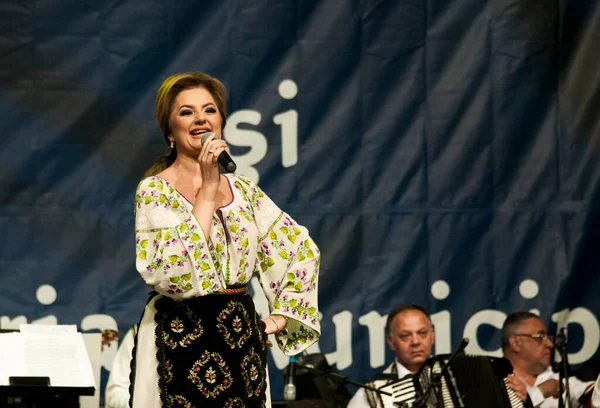 Banat, Romaniafolk kostüm giymiş sanatçı, geleneksel örgü işlemeli mavi veya kırmızı iplik, kucak, yelek, yarasa ve fotoğraf önde ve arkada pamuk iplik, kavana ve ipek iplik ile dikilmiş