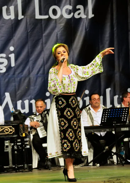 Banat, Romaniafolk kostüm giymiş sanatçı, geleneksel örgü işlemeli mavi veya kırmızı iplik, kucak, yelek, yarasa ve fotoğraf önde ve arkada pamuk iplik, kavana ve ipek iplik ile dikilmiş