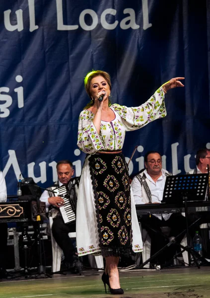 Banat, Romaniafolk kostüm giymiş sanatçı, geleneksel örgü işlemeli mavi veya kırmızı iplik, kucak, yelek, yarasa ve fotoğraf önde ve arkada pamuk iplik, kavana ve ipek iplik ile dikilmiş