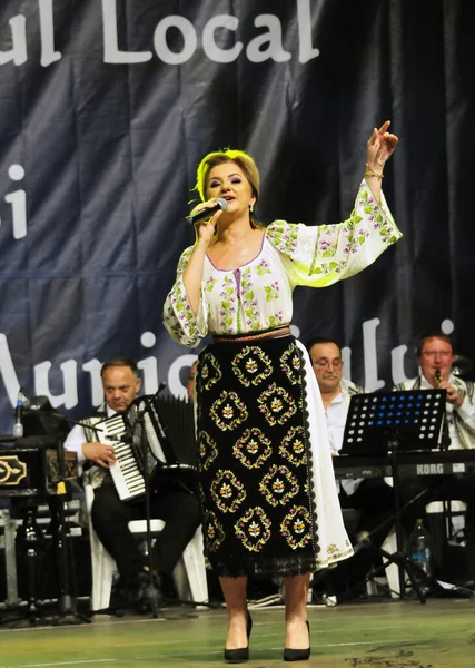 Banat, Romaniafolk kostüm giymiş sanatçı, geleneksel örgü işlemeli mavi veya kırmızı iplik, kucak, yelek, yarasa ve fotoğraf önde ve arkada pamuk iplik, kavana ve ipek iplik ile dikilmiş