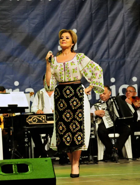 Banat, Romaniafolk kostüm giymiş sanatçı, geleneksel örgü işlemeli mavi veya kırmızı iplik, kucak, yelek, yarasa ve fotoğraf önde ve arkada pamuk iplik, kavana ve ipek iplik ile dikilmiş