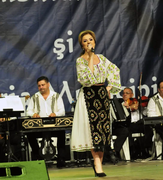 Banat, Romaniafolk kostüm giymiş sanatçı, geleneksel örgü işlemeli mavi veya kırmızı iplik, kucak, yelek, yarasa ve fotoğraf önde ve arkada pamuk iplik, kavana ve ipek iplik ile dikilmiş