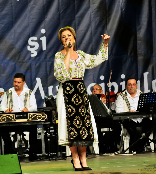 Banat, Romaniafolk kostüm giymiş sanatçı, geleneksel örgü işlemeli mavi veya kırmızı iplik, kucak, yelek, yarasa ve fotoğraf önde ve arkada pamuk iplik, kavana ve ipek iplik ile dikilmiş