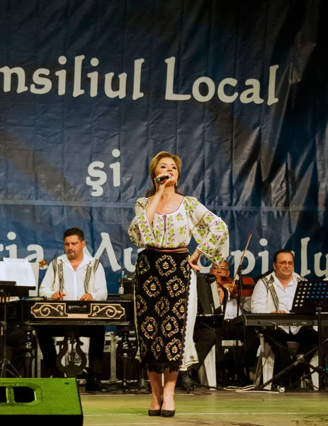 Banat, Romaniafolk kostüm giymiş sanatçı, geleneksel örgü işlemeli mavi veya kırmızı iplik, kucak, yelek, yarasa ve fotoğraf önde ve arkada pamuk iplik, kavana ve ipek iplik ile dikilmiş