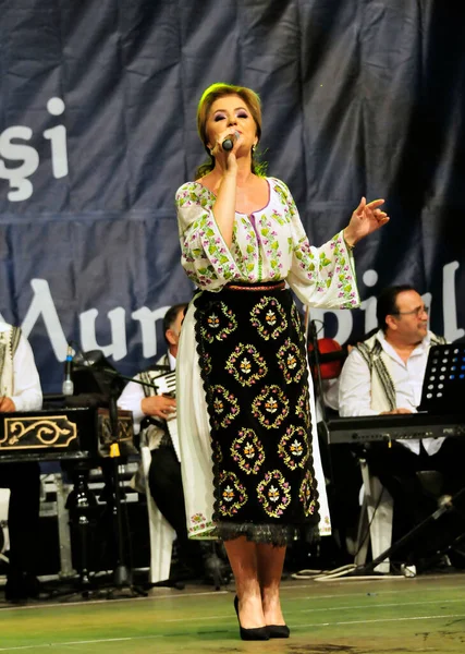 Banat, Romaniafolk kostüm giymiş sanatçı, geleneksel örgü işlemeli mavi veya kırmızı iplik, kucak, yelek, yarasa ve fotoğraf önde ve arkada pamuk iplik, kavana ve ipek iplik ile dikilmiş