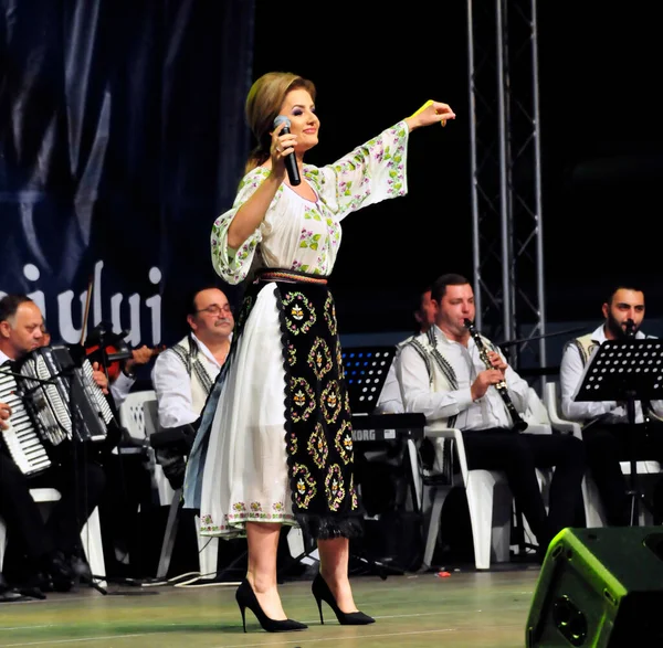 Artista Vestido Con Traje Popular Las Mujeres Banat Traje Romaniafolk —  Fotos de Stock