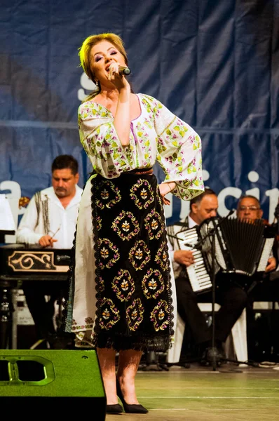 Banat, Romaniafolk kostüm giymiş sanatçı, geleneksel örgü işlemeli mavi veya kırmızı iplik, kucak, yelek, yarasa ve fotoğraf önde ve arkada pamuk iplik, kavana ve ipek iplik ile dikilmiş