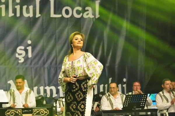 Artista Vestido Con Traje Popular Las Mujeres Banat Traje Romaniafolk —  Fotos de Stock