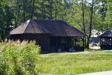 Geleneksel Romen tarzında ev, basitlik ve alçakgönüllülük, fayda ve doğal malzemeler, katı mimari, doğayla ilişkili olarak yapılmış, kapı eşiği kısa, pencereler küçük