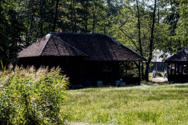 Geleneksel Romen tarzında ev, basitlik ve alçakgönüllülük, fayda ve doğal malzemeler, katı mimari, doğayla ilişkili olarak yapılmış, kapı eşiği kısa, pencereler küçük