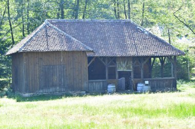 Geleneksel Romen tarzında ev, basitlik ve alçakgönüllülük, fayda ve doğal malzemeler, katı mimari, doğayla ilişkili olarak yapılmış, kapı eşiği kısa, pencereler küçük