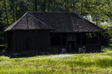 Geleneksel Romen tarzında ev, basitlik ve alçakgönüllülük, fayda ve doğal malzemeler, katı mimari, doğayla ilişkili olarak yapılmış, kapı eşiği kısa, pencereler küçük