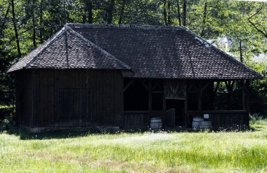 Geleneksel Romen tarzında ev, basitlik ve alçakgönüllülük, fayda ve doğal malzemeler, katı mimari, doğayla ilişkili olarak yapılmış, kapı eşiği kısa, pencereler küçük