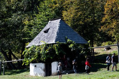 Geleneksel Romen tarzında ev, basitlik ve alçakgönüllülük, fayda ve doğal malzemeler, katı mimari, doğayla ilişkili olarak yapılmış, kapı eşiği kısa, pencereler küçük