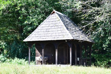 Geleneksel Romen tarzında ev, basitlik ve alçakgönüllülük, fayda ve doğal malzemeler, katı mimari, doğayla ilişkili olarak yapılmış, kapı eşiği kısa, pencereler küçük