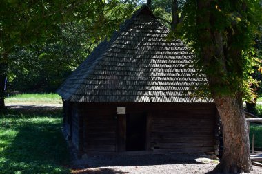 Geleneksel Romen tarzında ev, basitlik ve alçakgönüllülük, fayda ve doğal malzemeler, katı mimari, doğayla ilişkili olarak yapılmış, kapı eşiği kısa, pencereler küçük