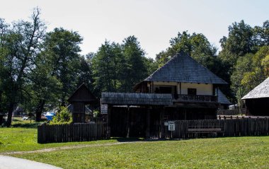 Geleneksel Romen tarzında ev, basitlik ve alçakgönüllülük, fayda ve doğal malzemeler, katı mimari, doğayla ilişkili olarak yapılmış, kapı eşiği kısa, pencereler küçük