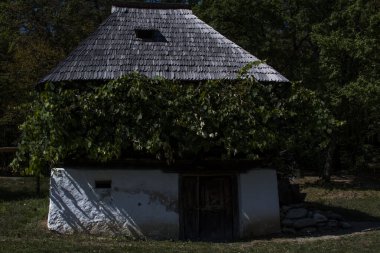 Geleneksel Romen tarzında ev, basitlik ve alçakgönüllülük, fayda ve doğal malzemeler, katı mimari, doğayla ilişkili olarak yapılmış, kapı eşiği kısa, pencereler küçük