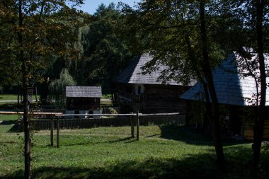 Geleneksel Romen tarzında ev, basitlik ve alçakgönüllülük, fayda ve doğal malzemeler, katı mimari, doğayla ilişkili olarak yapılmış, kapı eşiği kısa, pencereler küçük