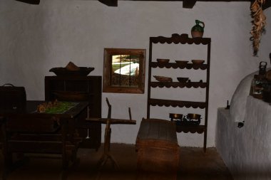 Geleneksel Rumen tarzında ev, doğaya dayanmak için basitlik, fayda ve doğal malzemelerle, katı mimari ile karakterize edilmiş.