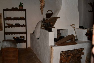 Geleneksel Rumen tarzında ev, doğaya dayanmak için basitlik, fayda ve doğal malzemelerle, katı mimari ile karakterize edilmiş.