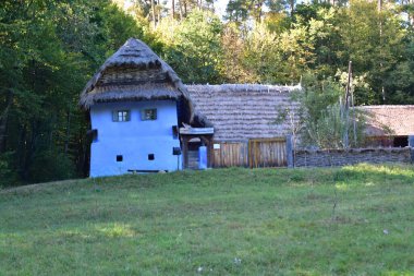 Geleneksel Romen tarzında ev, basitlik ve alçakgönüllülük, fayda ve doğal malzemeler, katı mimari, doğayla ilişkili olarak yapılmış, kapı eşiği kısa, pencereler küçük