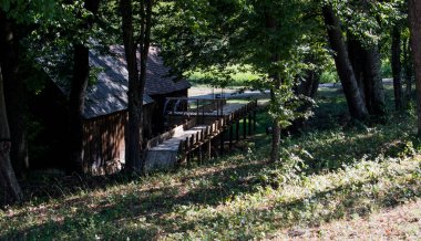 Geleneksel Romen tarzında ev, basitlik ve alçakgönüllülük, fayda ve doğal malzemeler, katı mimari, doğayla ilişkili olarak yapılmış, kapı eşiği kısa, pencereler küçük