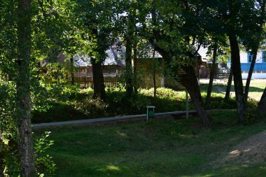 Geleneksel Romen tarzında ev, basitlik ve alçakgönüllülük, fayda ve doğal malzemeler, katı mimari, doğayla ilişkili olarak yapılmış, kapı eşiği kısa, pencereler küçük