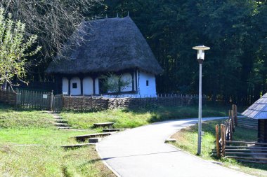 Geleneksel Romen tarzında ev, basitlik ve alçakgönüllülük, fayda ve doğal malzemeler, katı mimari, doğayla ilişkili olarak yapılmış, kapı eşiği kısa, pencereler küçük