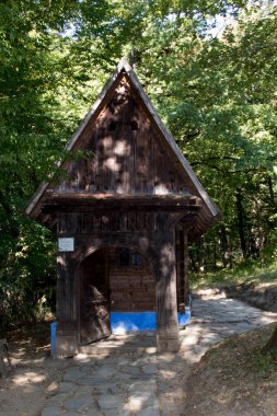 Geleneksel Romen tarzında ev, basitlik ve alçakgönüllülük, fayda ve doğal malzemeler, katı mimari, doğayla ilişkili olarak yapılmış, kapı eşiği kısa, pencereler küçük