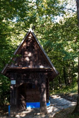 Geleneksel Romen tarzında ev, basitlik ve alçakgönüllülük, fayda ve doğal malzemeler, katı mimari, doğayla ilişkili olarak yapılmış, kapı eşiği kısa, pencereler küçük