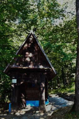 Geleneksel Romen tarzında ev, basitlik ve alçakgönüllülük, fayda ve doğal malzemeler, katı mimari, doğayla ilişkili olarak yapılmış, kapı eşiği kısa, pencereler küçük