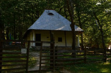 Geleneksel Romen tarzında ev, basitlik ve alçakgönüllülük, fayda ve doğal malzemeler, katı mimari, doğayla ilişkili olarak yapılmış, kapı eşiği kısa, pencereler küçük