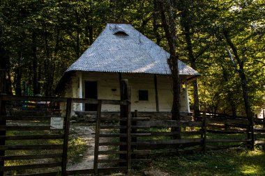 Geleneksel Romen tarzında ev, basitlik ve alçakgönüllülük, fayda ve doğal malzemeler, katı mimari, doğayla ilişkili olarak yapılmış, kapı eşiği kısa, pencereler küçük