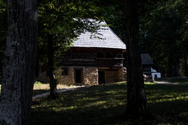 Geleneksel Romen tarzında ev, basitlik ve alçakgönüllülük, fayda ve doğal malzemeler, katı mimari, doğayla ilişkili olarak yapılmış, kapı eşiği kısa, pencereler küçük