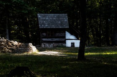Geleneksel Romen tarzında ev, basitlik ve alçakgönüllülük, fayda ve doğal malzemeler, katı mimari, doğayla ilişkili olarak yapılmış, kapı eşiği kısa, pencereler küçük