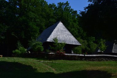Geleneksel Romen tarzında ev, basitlik ve alçakgönüllülük, fayda ve doğal malzemeler, katı mimari, doğayla ilişkili olarak yapılmış, kapı eşiği kısa, pencereler küçük