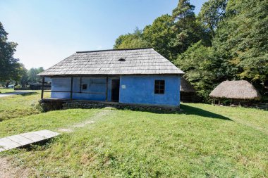 Geleneksel Romen tarzında ev, basitlik ve alçakgönüllülük, fayda ve doğal malzemeler, katı mimari, doğayla ilişkili olarak yapılmış, kapı eşiği kısa, pencereler küçük