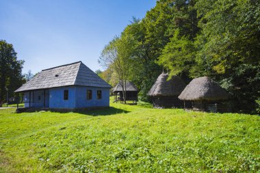 Geleneksel Romen tarzında ev, basitlik ve alçakgönüllülük, fayda ve doğal malzemeler, katı mimari, doğayla ilişkili olarak yapılmış, kapı eşiği kısa, pencereler küçük