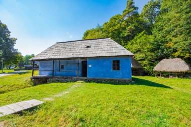 Geleneksel Romen tarzında ev, basitlik ve alçakgönüllülük, fayda ve doğal malzemeler, katı mimari, doğayla ilişkili olarak yapılmış, kapı eşiği kısa, pencereler küçük