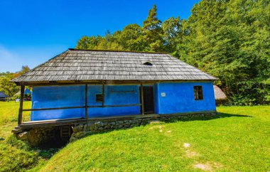 Geleneksel Romen tarzında ev, basitlik ve alçakgönüllülük, fayda ve doğal malzemeler, katı mimari, doğayla ilişkili olarak yapılmış, kapı eşiği kısa, pencereler küçük