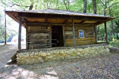 Geleneksel Romen tarzında ev, basitlik ve alçakgönüllülük, fayda ve doğal malzemeler, katı mimari, doğayla ilişkili olarak yapılmış, kapı eşiği kısa, pencereler küçük