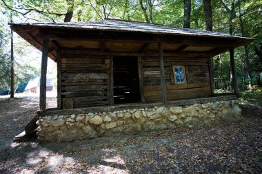 Geleneksel Romen tarzında ev, basitlik ve alçakgönüllülük, fayda ve doğal malzemeler, katı mimari, doğayla ilişkili olarak yapılmış, kapı eşiği kısa, pencereler küçük