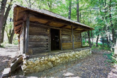 Geleneksel Romen tarzında ev, basitlik ve alçakgönüllülük, fayda ve doğal malzemeler, katı mimari, doğayla ilişkili olarak yapılmış, kapı eşiği kısa, pencereler küçük