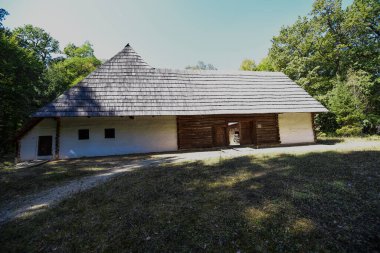 Geleneksel Romen tarzında ev, basitlik ve alçakgönüllülük, fayda ve doğal malzemeler, katı mimari, doğayla ilişkili olarak yapılmış, kapı eşiği kısa, pencereler küçük