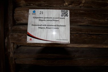 Geleneksel Romen tarzında ev, basitlik ve alçakgönüllülük, fayda ve doğal malzemeler, katı mimari, doğayla ilişkili olarak yapılmış, kapı eşiği kısa, pencereler küçük
